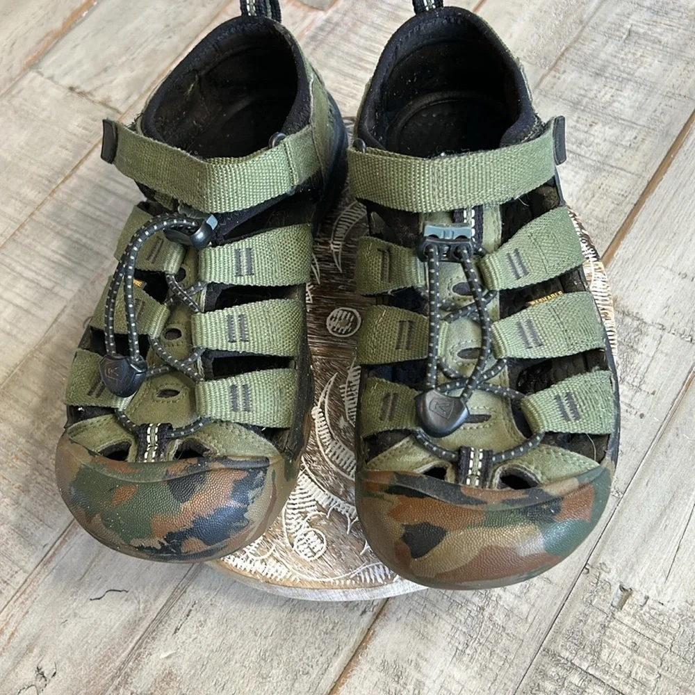 KEEN KIDS OLIVE GREEN CAMO SANDALS SIZE 3 (LITTLE BOYS )